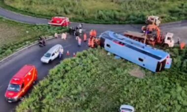 Mulher grávida faz cesárea de emergência e amputa o braço após acidente de ônibus em rodovia brasileira