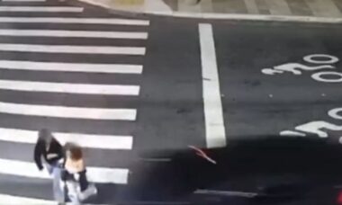 Duas jovens de 18 anos são atropeladas por carro em alta velocidade na faixa de pedestre; veja o vídeo