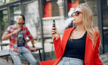 Passageira usa vape em banheiro do avião e piloto ameaça retornar