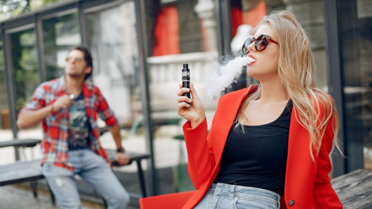 Passageira usa vape em banheiro do avião e piloto ameaça retornar