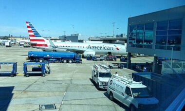 Passageiro tenta invadir cabine de voo da American Airlines por causa de comida e obriga avião a retornar