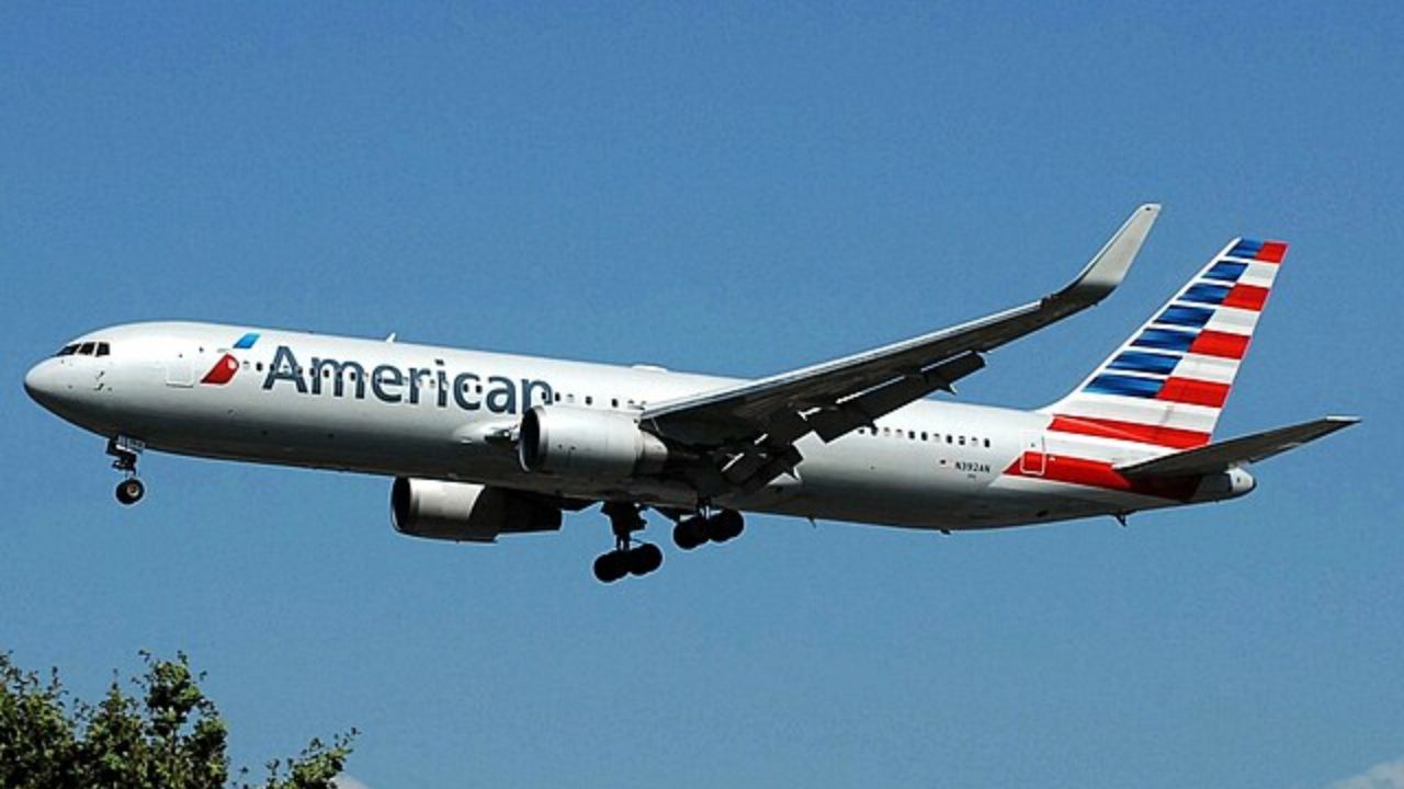 Pasażer próbuje wtargnąć do kokpitu samolotu American Airlines z powodu jedzenia, zmuszając samolot do powrotu