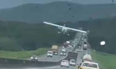 Piloto faz pouso forçado em rodovia brasileira movimentada sem atingir motoristas em vídeo impressionante