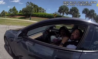 Noiva da Flórida é flagrada pela polícia dirigindo em alta velocidade após se atrasar para o casamento