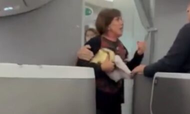 Passageira brasileira tenta entrar em cabine da American Airlines e é contida no ato