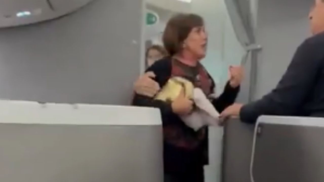 Passageira brasileira tenta entrar em cabine da American Airlines e é contida no ato
