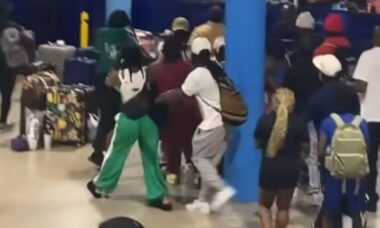 Passageiros de cruzeiro da Carnival Cruise Line brigam em vídeo caótico