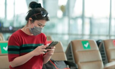 Carregar o celular no aeroporto oferece riscos para turistas, segundo especialista
