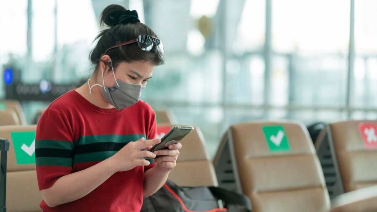 Carregar o celular no aeroporto oferece riscos para turistas, segundo especialista