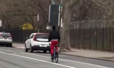 Ciclista de Nova York é flagrado andando de bicicleta com uma geladeira na cabeça