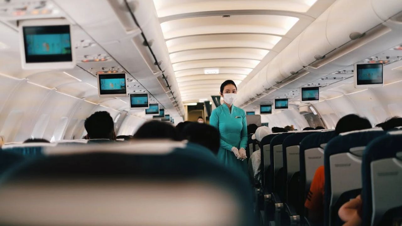 Comissária de bordo alerta sobre pior assento do avião para quem sofre de enjoos no estômago