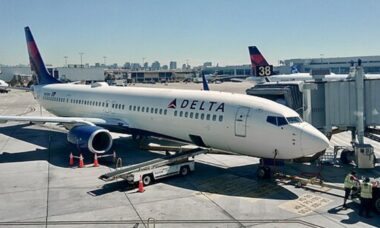 Passageiro da Delta Air Lines recebe oferta de US$ 3 mil para sair do avião