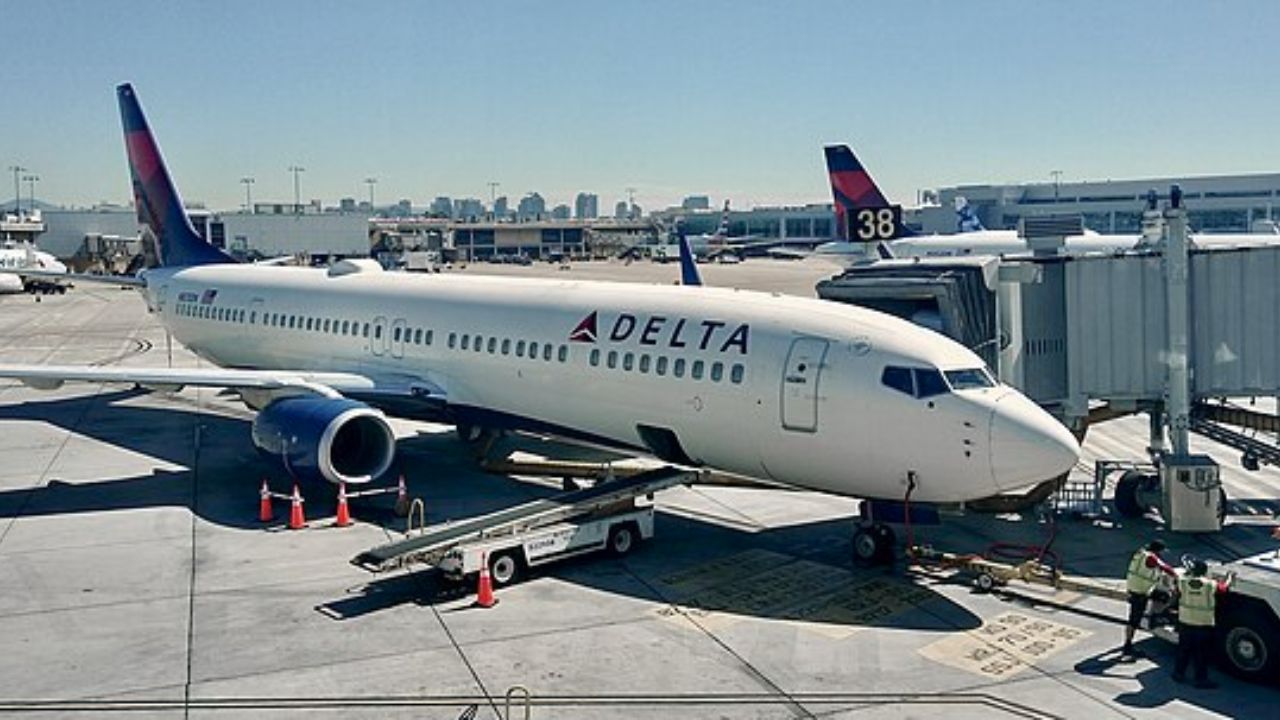 Passageiro da Delta Air Lines recebe oferta de US$ 3 mil para sair do avião