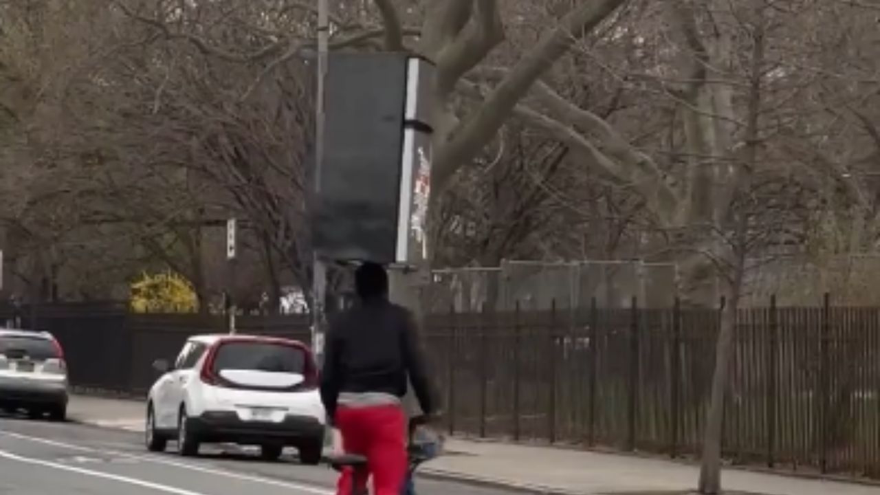 Ciclista de Nova York é flagrado andando de bicicleta com uma geladeira na cabeça