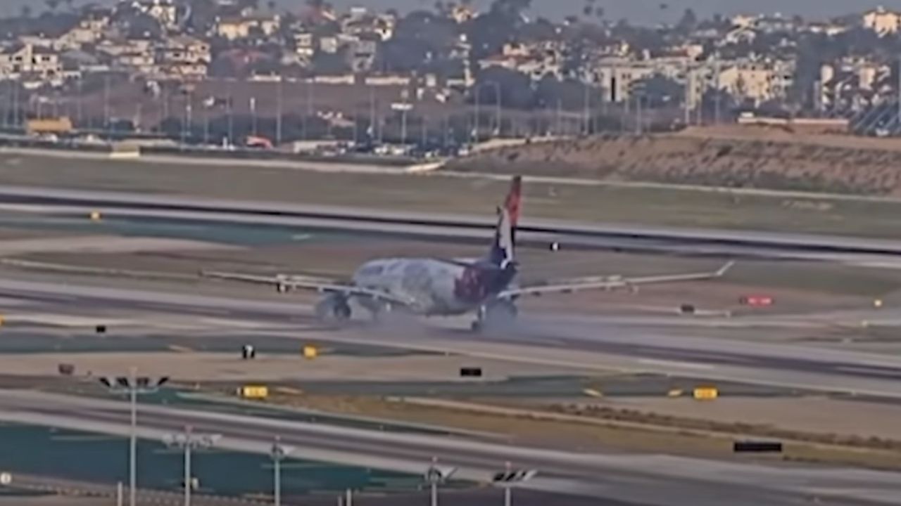 Aeronave da Hawaiian Airlines solta fumaça na pista e aborta a decolagem