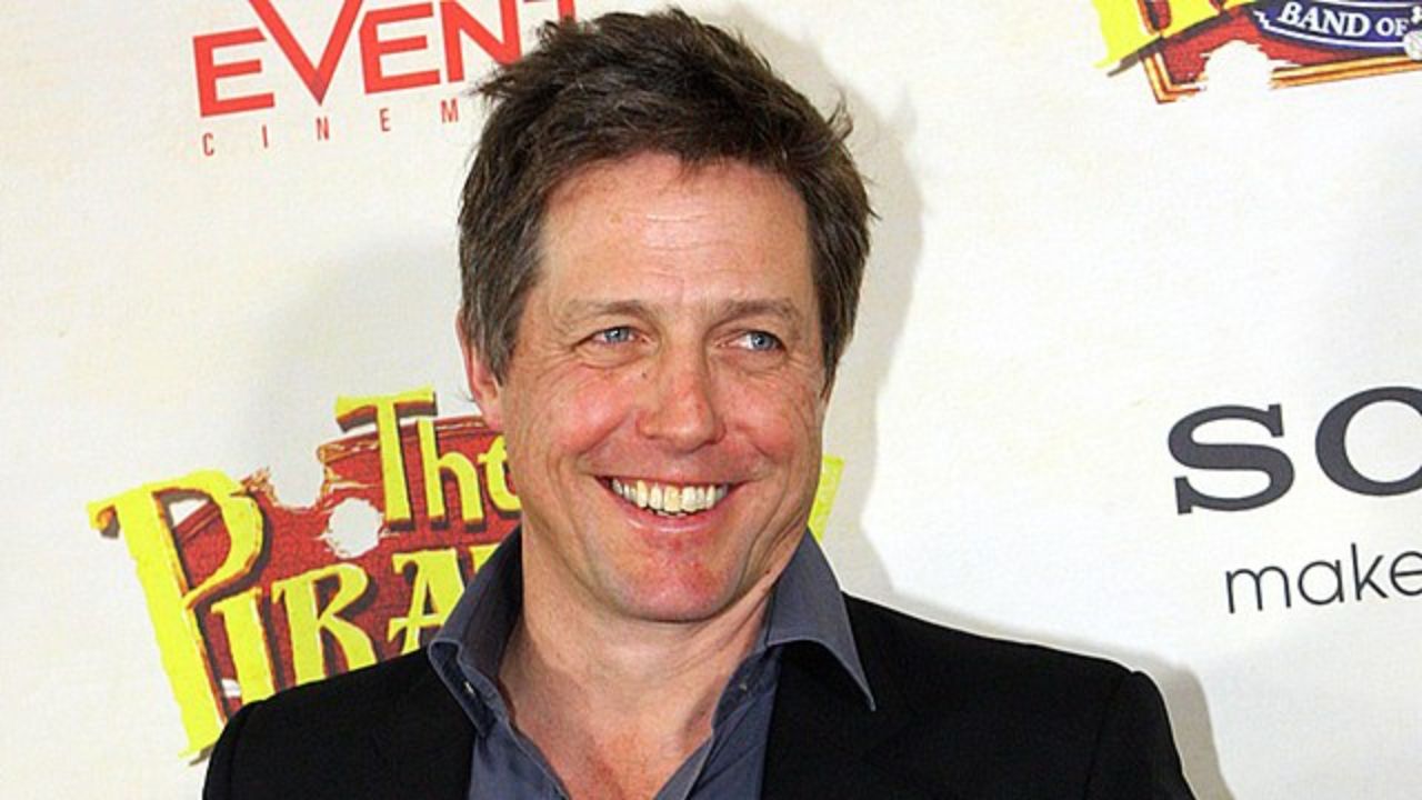 Hugh Grant critica interação entre oficial da imigração do aeroporto e seus filhos