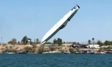 Lancha sai voando a cerca de 320 km/h em evento no Arizona, veja o vídeo