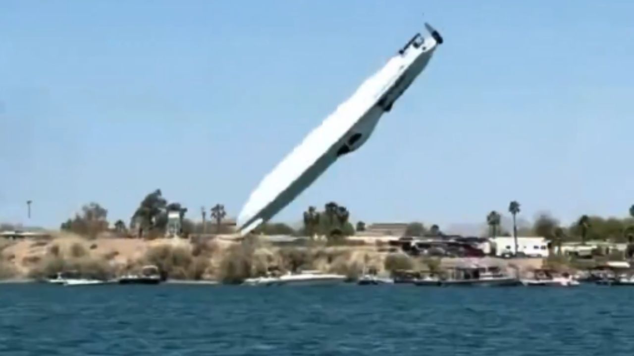 Lancha sai voando a cerca de 320 km/h em evento no Arizona, veja o vídeo