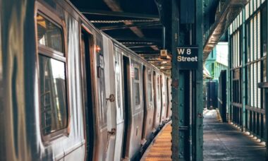 Suspeito ataca funcionário do metrô de Nova York com patinete de metal