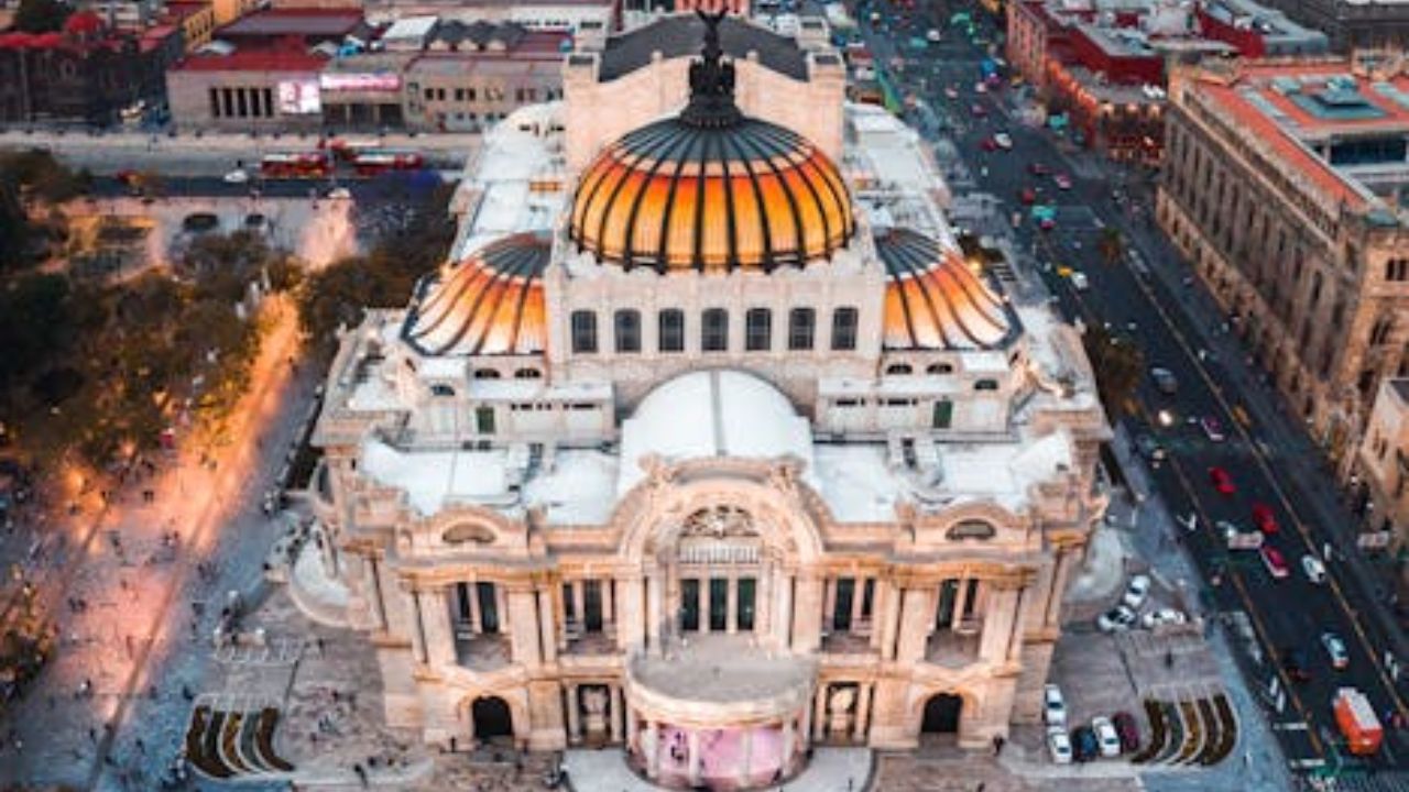 Estudante de direito viaja da Cidade do México para Nova York toda semana para estudar e vídeo viraliza