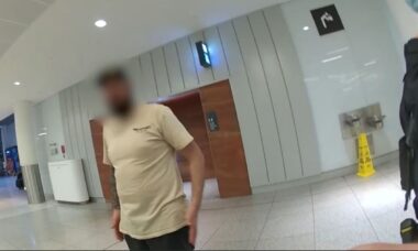 Passageiro australiano embriagado é expulso de avião é preso por comportamento agressivo