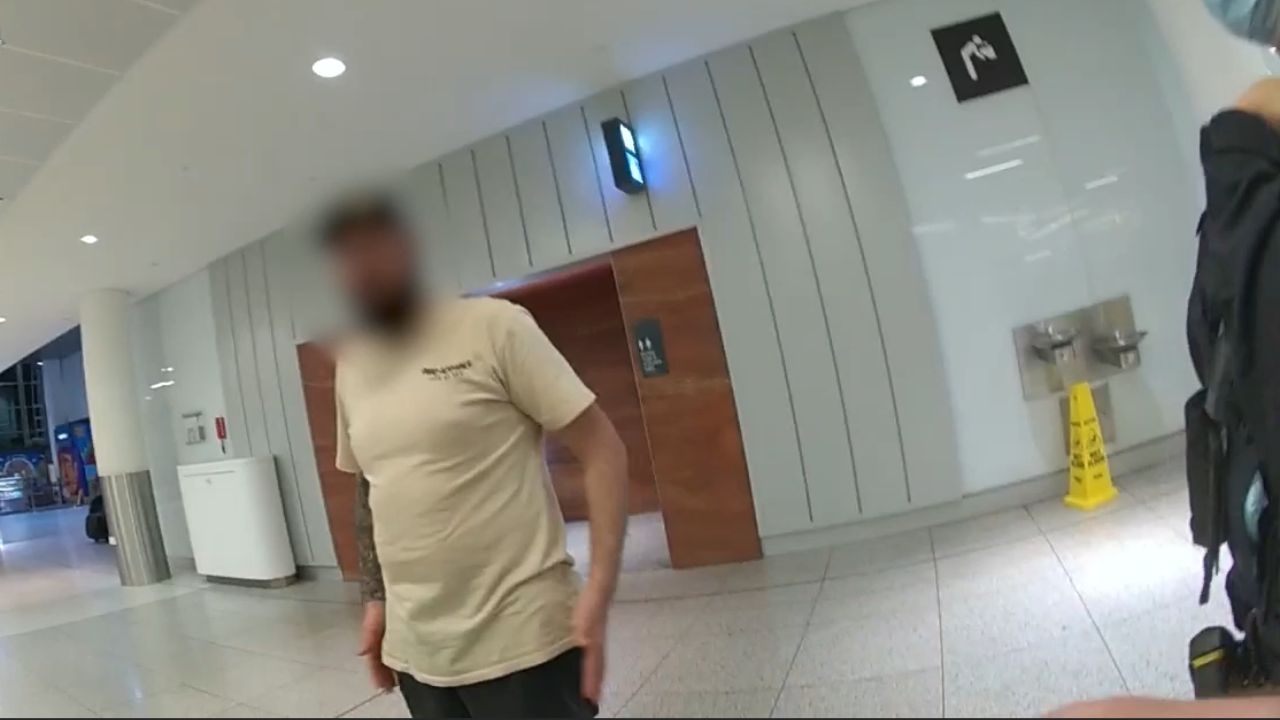 Betrunkener australischer Passagier aus Flugzeug verwiesen und wegen aggressiven Verhaltens verhaftet