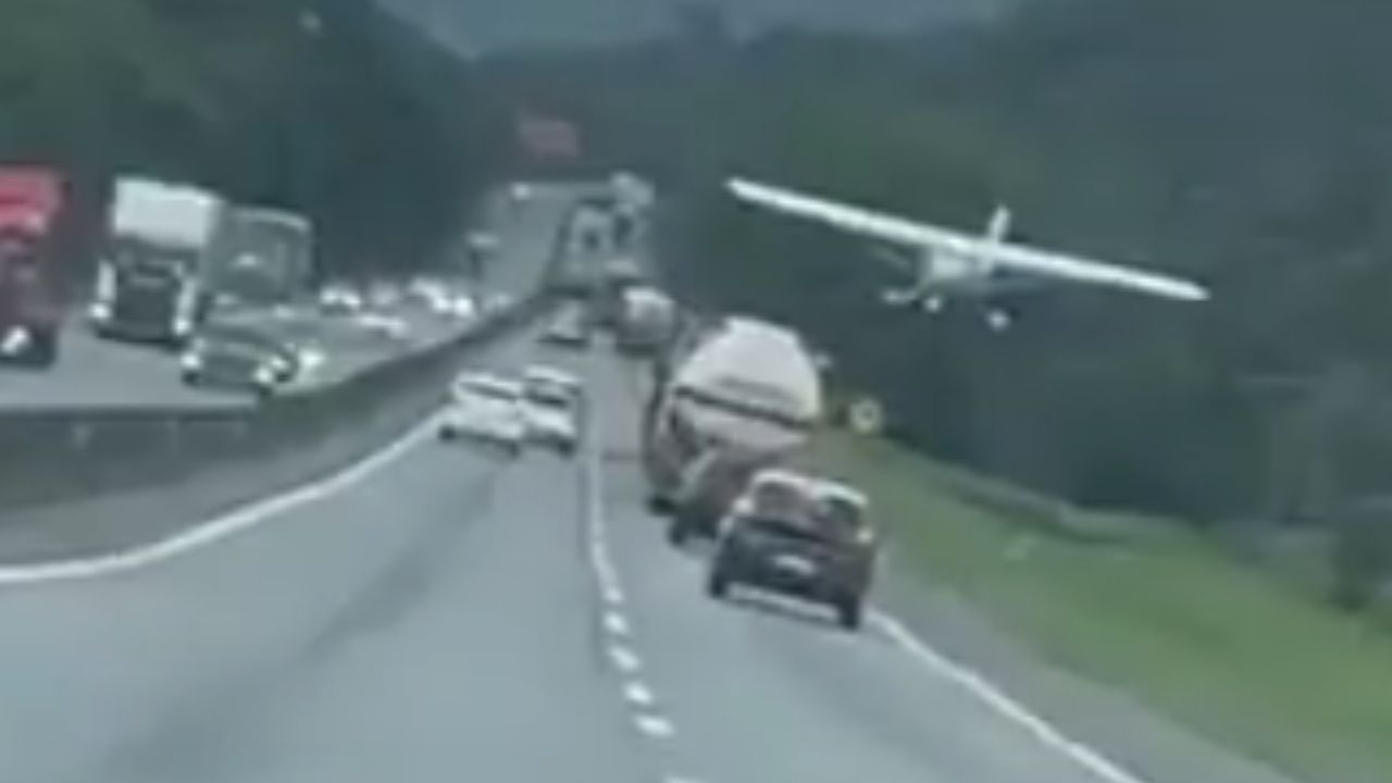 Piloto faz pouso forçado em rodovia brasileira movimentada sem atingir motoristas em vídeo impressionante