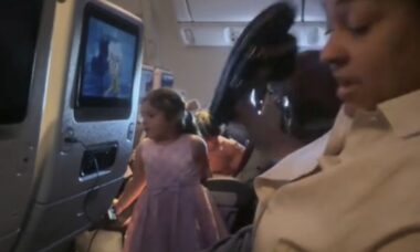 Criança espeta garfo em passageira da Qatar Airways enquanto a mãe dormia