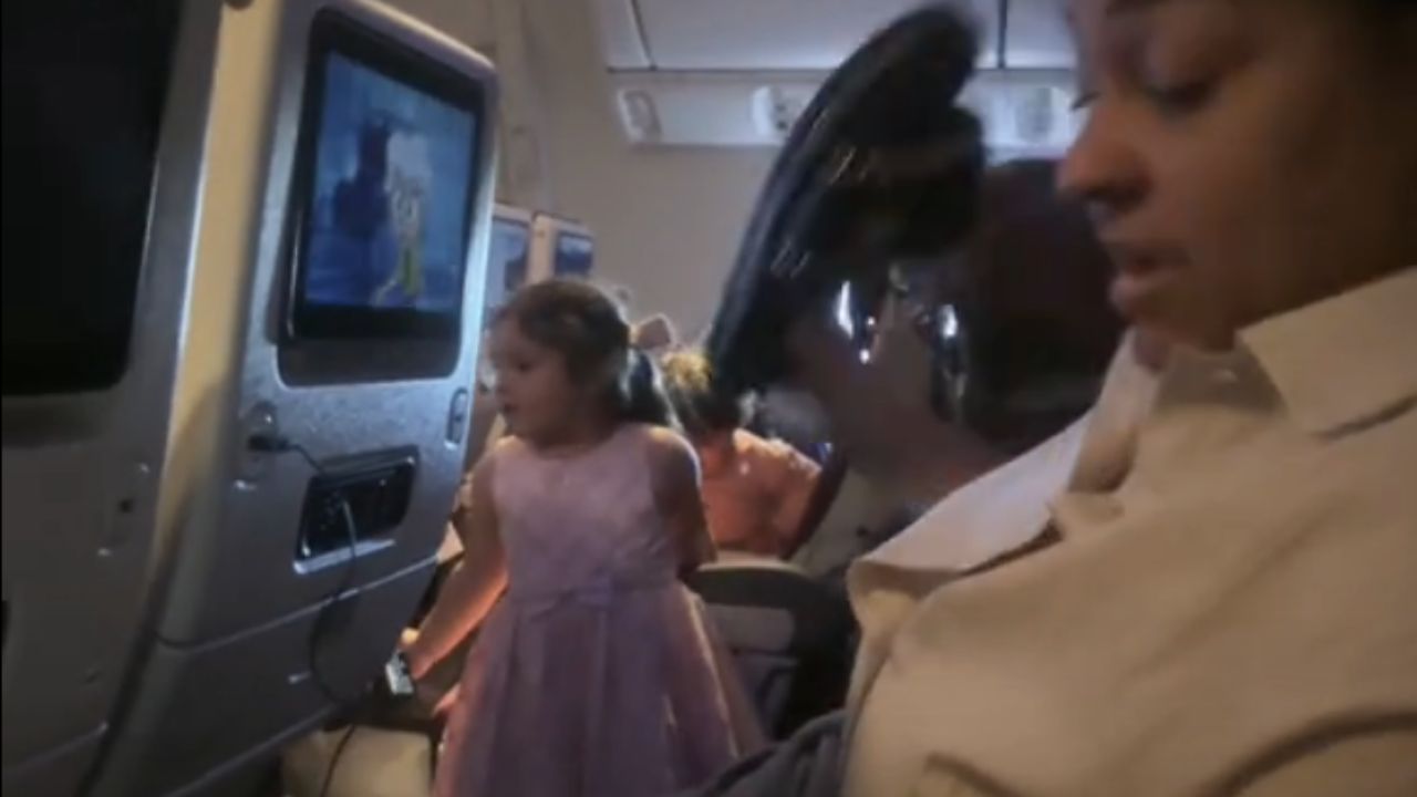 Criança espeta garfo em passageira da Qatar Airways enquanto a mãe dormia