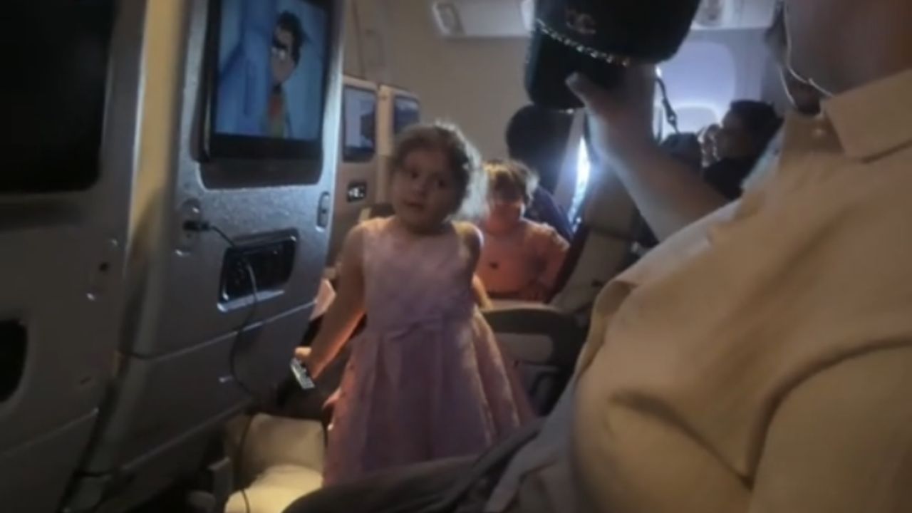 Criança espeta garfo em passageira da Qatar Airways enquanto a mãe dormia