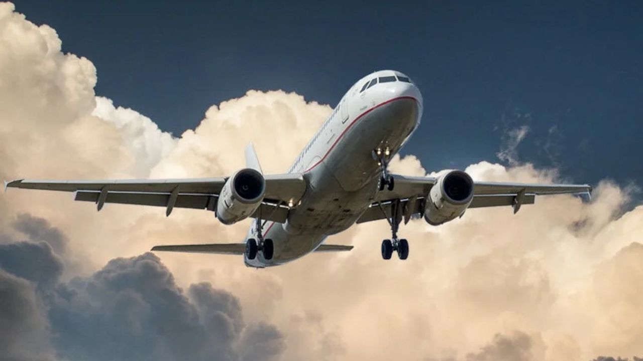 Passageiro da Republic Airways tem pé esmagado por carrinho de bebidas e processa companhia