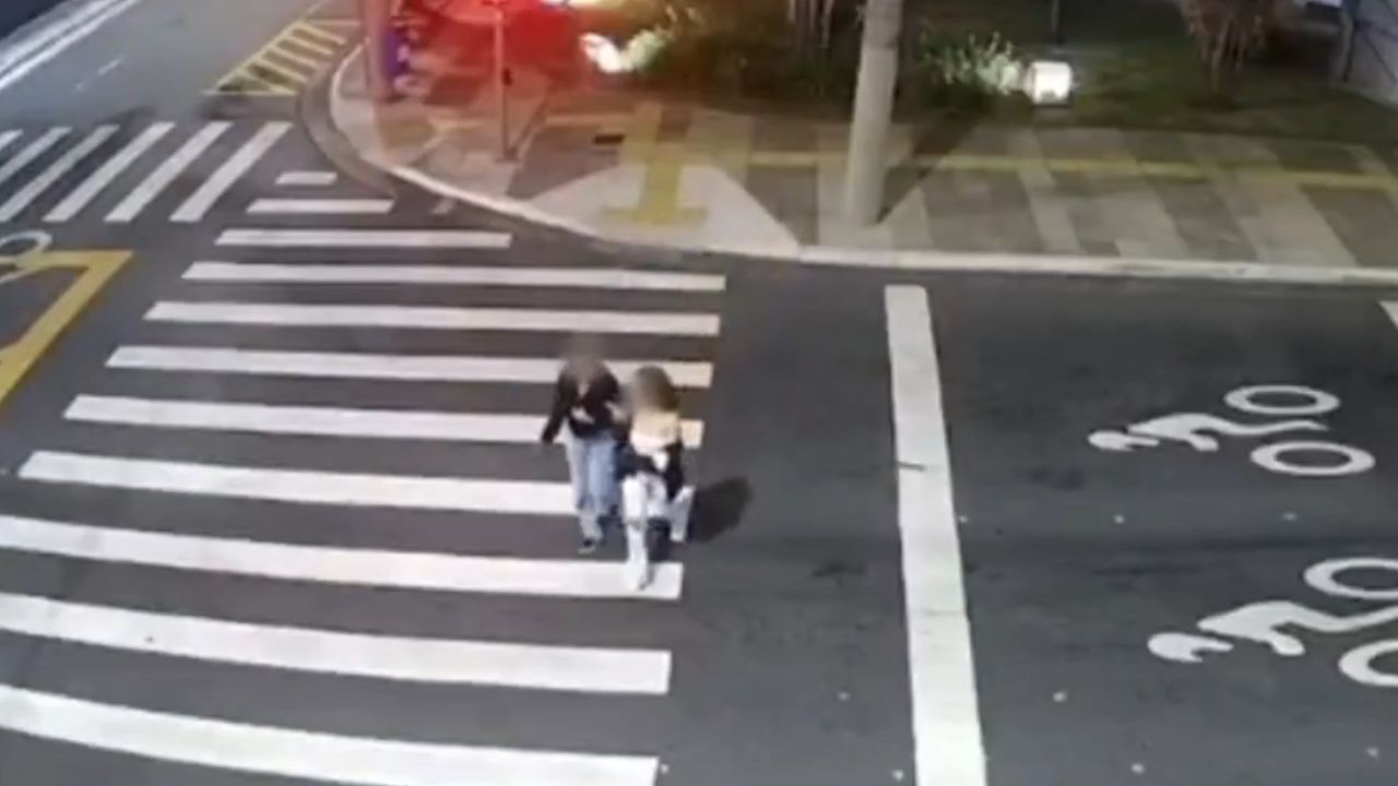 Duas jovens de 18 anos são atropeladas por carro em alta velocidade na faixa de pedestre; veja o vídeo