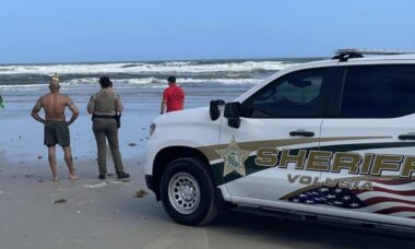 Banhista na Flórida é atropelado por Jeep Wrangler enquanto tomava sol