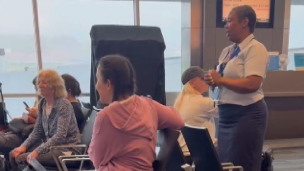 Agente de embarque viraliza após dar discurso motivacional para passageiros de voo que atrasou oito horas