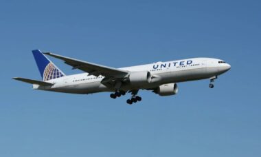 Avião da United Airlines faz retorno forçado após chamas misteriosas saírem do motor