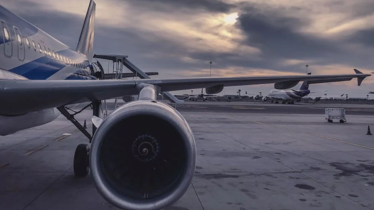 United Airlines-vliegtuig maakt gedwongen terugkeer na mysterieuze vlammen die uit de motor komen