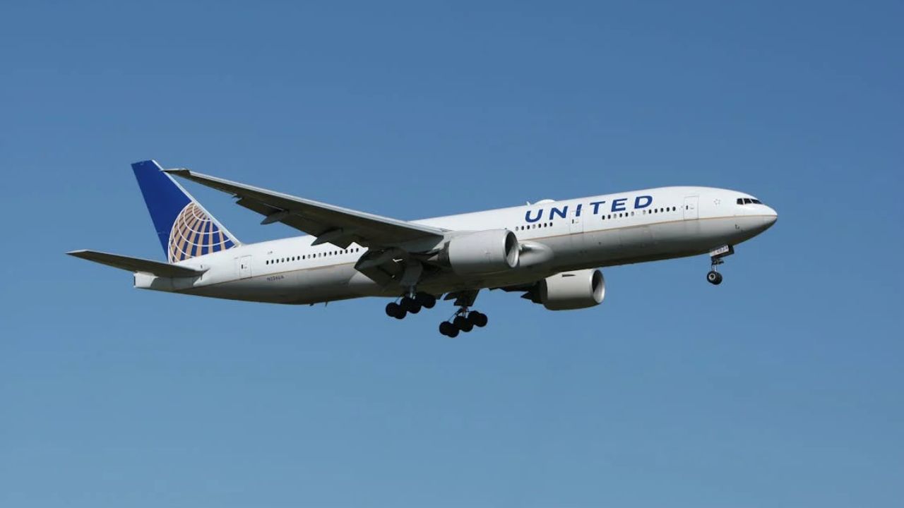 Avião da United Airlines faz retorno forçado após chamas misteriosas saírem do motor