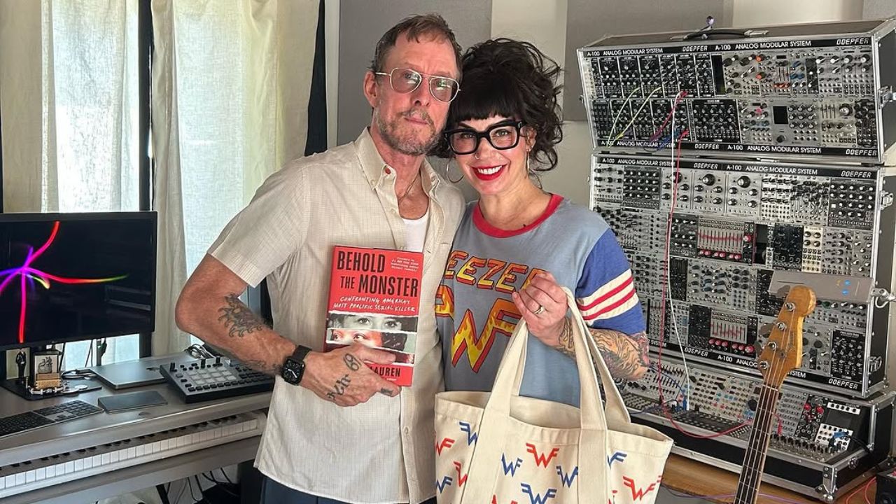Esposa do baixista do Weezer é baleada e presa após interferir em perseguição policial em Los Angeles
