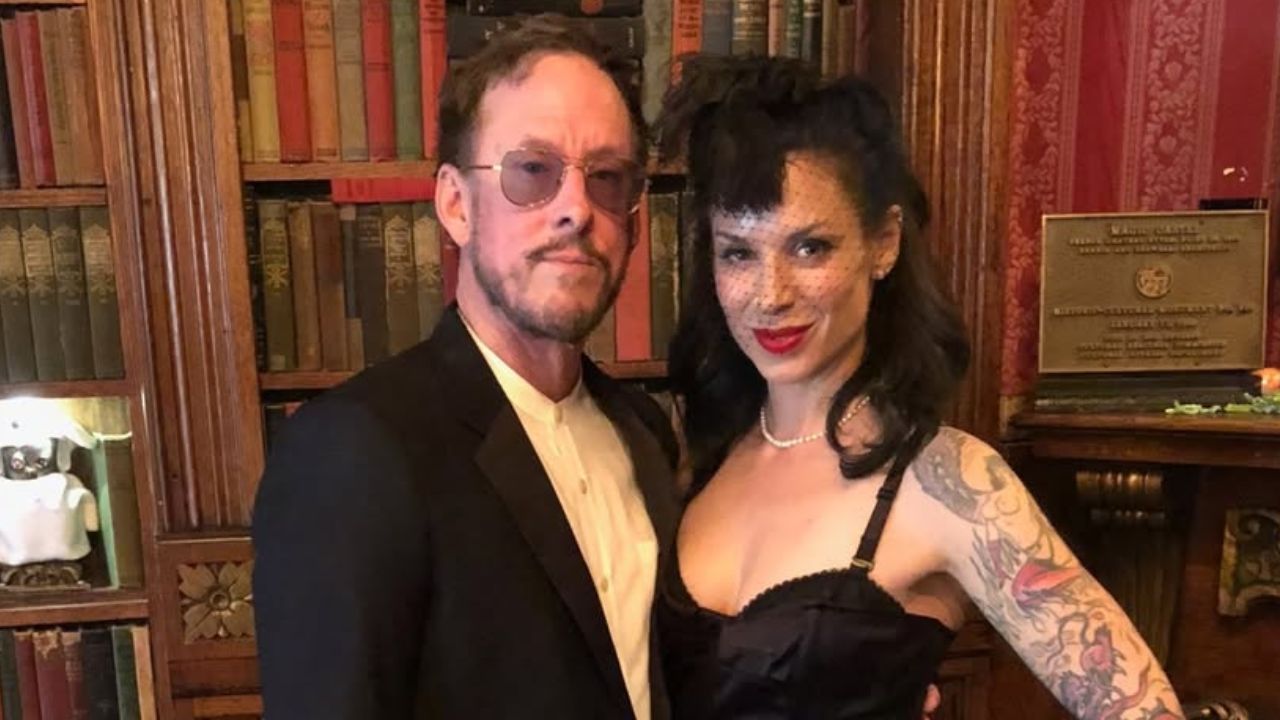 Esposa do baixista do Weezer é baleada e presa após interferir em perseguição policial em Los Angeles