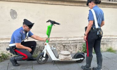 Polícia italiana persegue turista alemão com artefato romano antigo em patinete elétrico