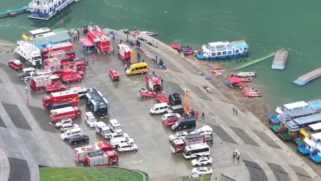 Dez passageiros morreram e 70 ficaram feridos após quatro barcos virarem em rio na China