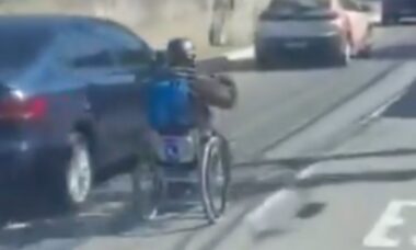 Cadeirante brasileiro viraliza depois de transitar em via movimentada do Rio de Janeiro