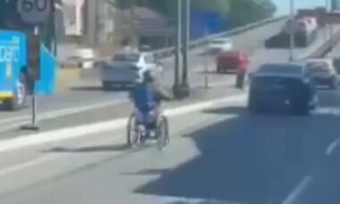 Cadeirante brasileiro viraliza depois de transitar em via movimentada do Rio de Janeiro