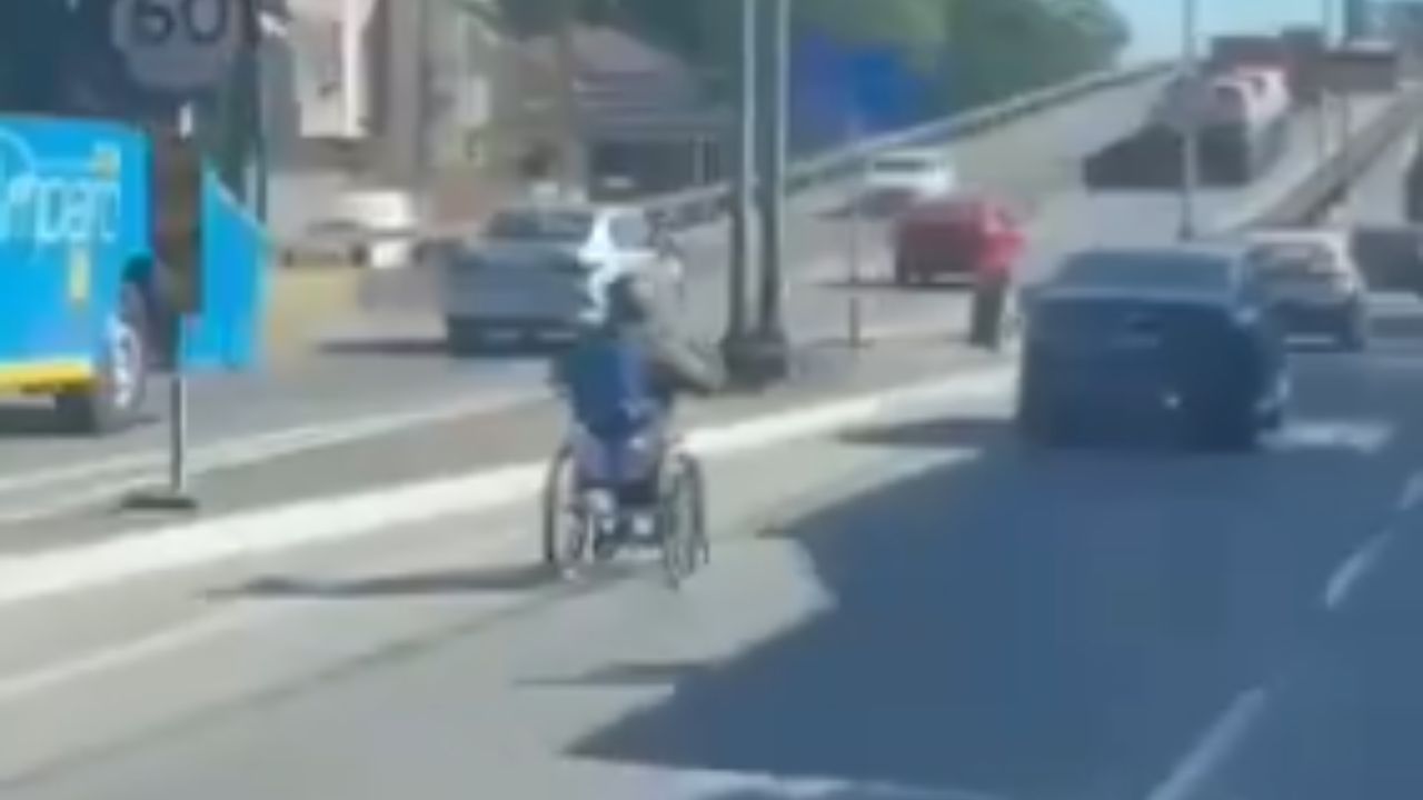 Cadeirante brasileiro viraliza depois de transitar em via movimentada do Rio de Janeiro