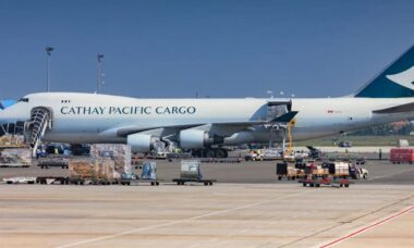 Cathay Pacific serve vinho para uma criança de 3 anos por acidente e mãe se revolta