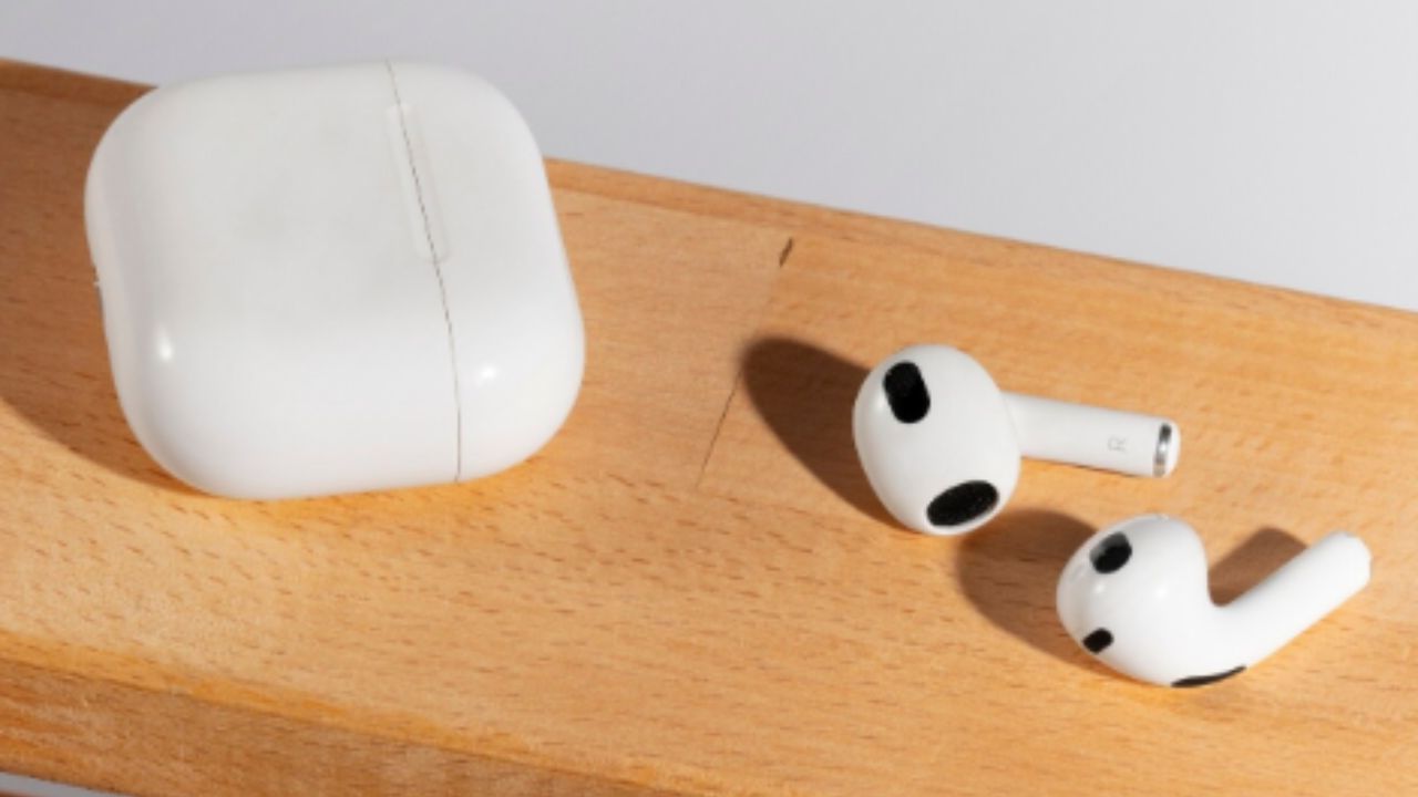 Homem derruba AirPods e fica preso debaixo de apoio de braço de trem na Alemanha