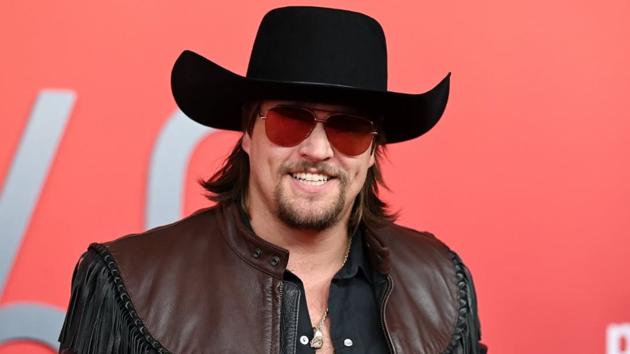 Gavin Adcock, astro da música country de 26 anos, é preso por direção imprudente