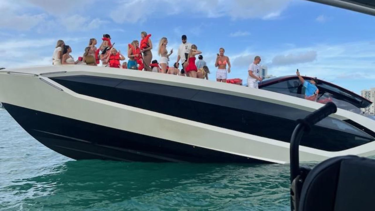 Iate de luxo de avaliado afunda em Miami e deixa mais de 30 influenciadoras à deriva