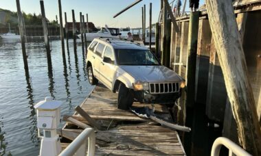Jeep destrói pier em Long Island e quase faz um mergulho nas águas
