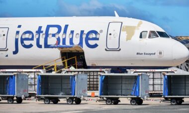 Passageiro da JetBlue é preso após fazer falsa ameaça de bomba durante voo
